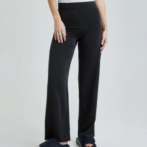 Kostymbyxor - Säljer dessa svarta högmidjade kostymbyxor från bikbok. De är i ett väldigt skönt material och har en dragkedja på sidan. 