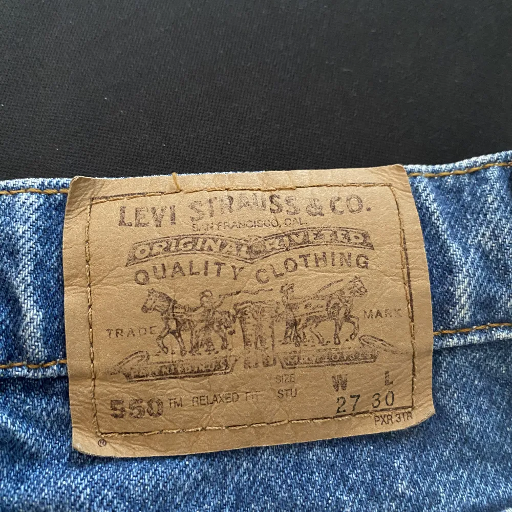 Levis jeans med straight leg, använts fåtal gånger. Storlek 27W och midwaist! 🩷🩷. Jeans & Byxor.