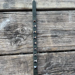  Valentino armband -  Ett jätte snyggt och stilrent Valentino armband i skick sju av tio  armbandet är köpt här på  Plick så är inte riktigt säker om det är äkta . Det är bara att dra ett pling vid funderingar.