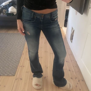 Lågmidjade bootcut jeans - Säljer nu denna snygga bootcut jeans 