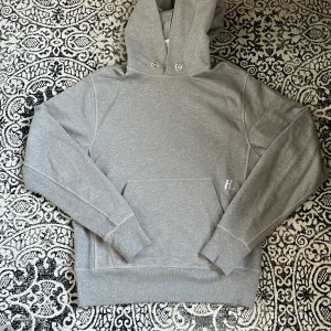 Helmut Lang hoodie - Säljer en sjukt snygg Helmut Lang hoodie i storlek S herr (M dam), cond 10/10 använd en gång. Gammal kollektion därav väldigt ovanlig.  