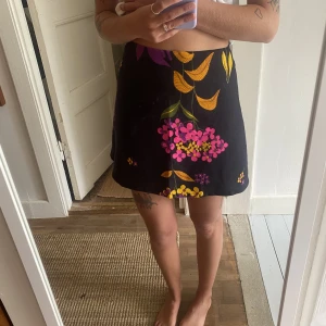 Kort kjol i vintagetyg - Köpt på betonad retro. Omsydd av retrotyg. Strlk 34