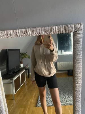 Beige hoodie med tryck bak