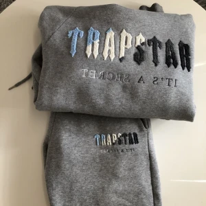 Trapstar Chenille Decoded TRACKSUIT - ICE GREY - Endast använd en gång då storleken inte passade mitt tycke!  ⭐️ Storlek S, digitalt kvitto finns ⭐️ 💥 Pris går att diskutera vid smidig affär  🔥 Först till kvarn, alltid snabba svar 🔥 