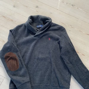 Stickad Ralph Lauren tröja - Stickad tröja i bomull  från Ralph Lauren, knappt använd. Mycket gott skick, inga fläckar eller skador. 