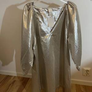 Fin silver midiklänning från Hm med glittriga ränder❣️ Helt oanvänd 