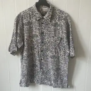 Kortärmad skjorta i ett lite tjockare material  Färg: beige/grå Secondhand find
