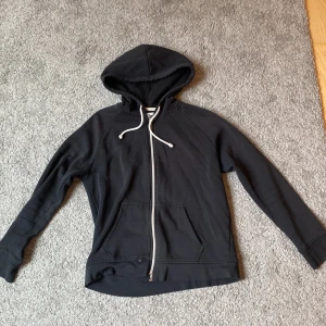 Kofta  - Svart basic kofta från sellpy❤️