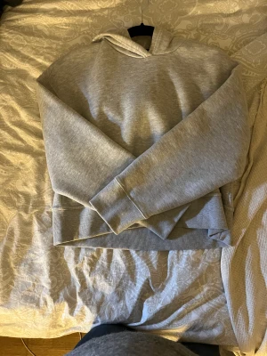 Croppad hoodie - Aldrig använd från zara!