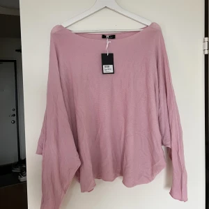 Tunnt stickad ljusrosa tröja  - En rosa tunnt stickad tröja, en större urringning i halsen. Jätteskönt material superlent! Köpt på tatch, nypris 699kr prislapp kvar, onesize