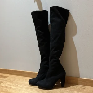 Klackar - Tre par klackar säljes då jag ej använder dom. Använt alla tre max 5 gånger så dom är nästan helt i ny skick.   Svarta over knee - stl 38 Timberlands - stl 39 (som 38) Beigea - stl 38  Alla för 1000:- eller 400:-/st