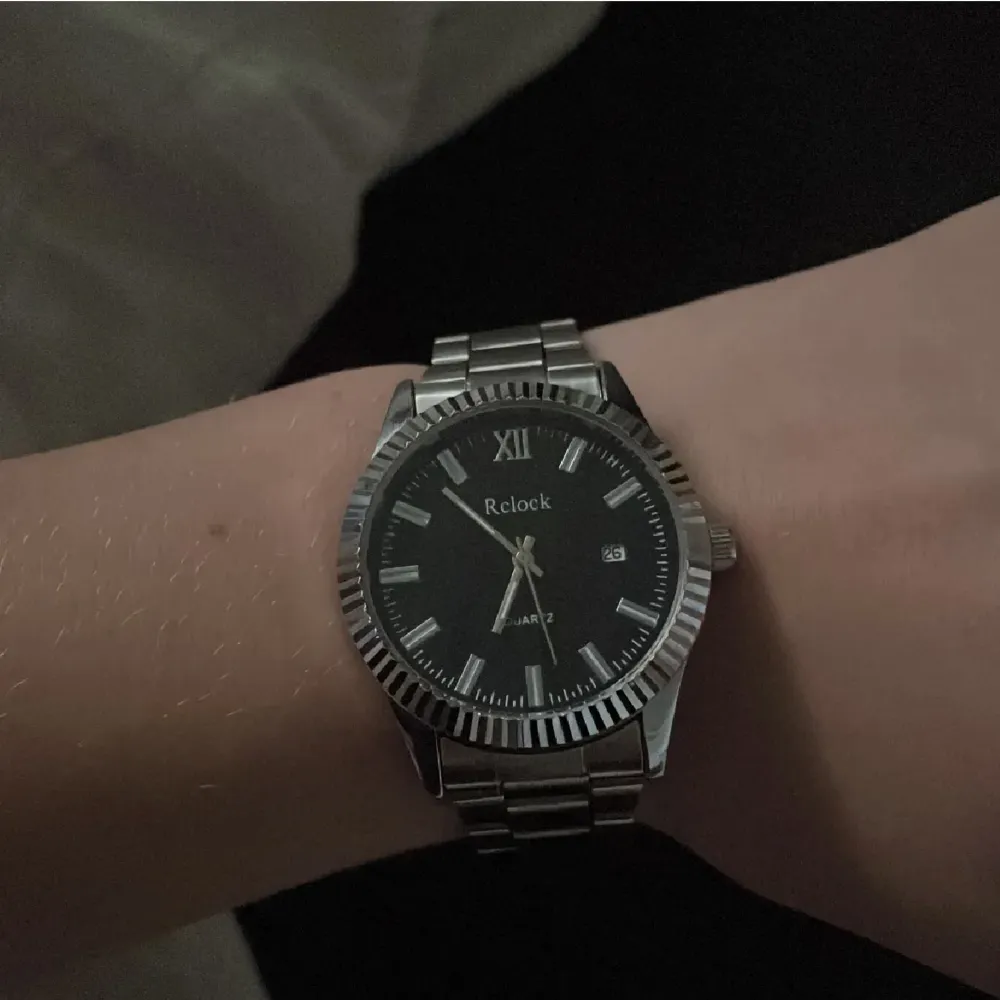 Säljer nu min klocka då den är för stor aldrig använd endast testad💯. Accessoarer.
