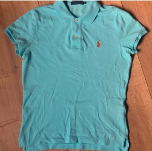 Ralph Lauren piké  - Tja! Säljer nu min Ralph Lauren piké eftersom att den inte passar mig längre. På lappen står det att det är storlek M men den sitter som en xs. Skick:7,5/10. Hör av dig för fler bilder eller funderingar. Mvh Olle 