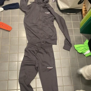 Mckenzie suit  - Oanvänd För liten