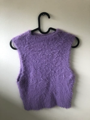 Lila linne - Ett lila linne i tjockare matrial. Funkar både för sig själv eller med en tröja under. Bra skick näst intill oanvänd. Ursprungligen från zara i storlek L. Pris 100 kr + frakt eller mötas upp i Stockholms området. Pris på linnet går att diskutera.