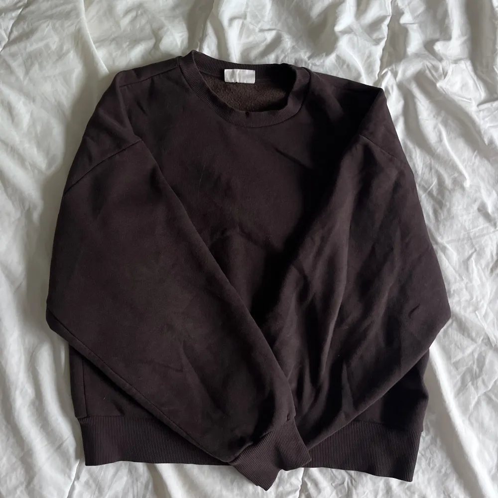 Brun sweatshirt från Gina tricot! Säljer då den inte kommer till användning längre😊 Frakt kan diskuteras :). Tröjor & Koftor.