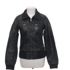 Skinnjacka  - Skinnjacka som har köpts på plick men är från only. Säljer den för att den sitter inte exakt som jag skulle vilja. Skulle också vilja påpeka att den har några defekter som man kan se i sista bilden men det är ingenting som syns när man har på sig den.