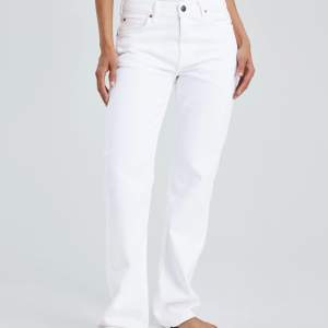 Bikboks low straight jeans i vitt storlek 26, har i 25 också🤍. Perfekt i längden, enligt mig, för mig som är 165 men kan även passa någon lite längre! Nypris 699kr