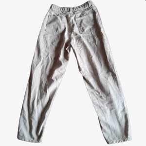 Beige jeans - Baggy beige jeans från mango, bra skick, för små för mig