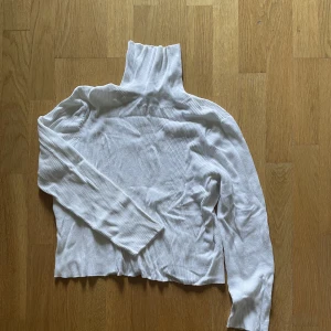 Stickad polotröja  - (Förlåt för rynkorna! Dom har bara legat i min låda länge) En stickad tröja från HM, använd men inga defekter! Säljer pga att jag inte använder den längre. Varm och gosig så toppen inför hösten och vintern! 