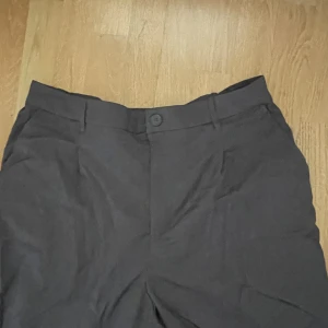 Gråa kostymbyxor - Dessa kostymbyxor men vida ben och en oversized fit är jätte bra basplagg till hösten. Dom är bekväma men jag har aldrig fått chansen att använda dom då dom är för stora så säljer därför.