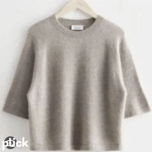 stickad t shirt - säljer denna jätte fina tröjan från other stories i nyskick! 🤍