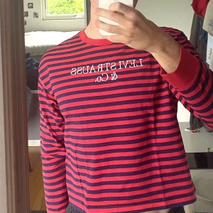 Croppad Levis-tröja - Croppad randig Levis-tröja! Storlek M!