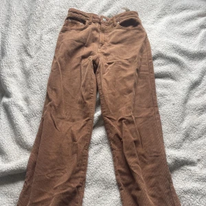 Bruna Manchester byxor!🤎 - Bruna Manchesterbyxor i storlek 36!