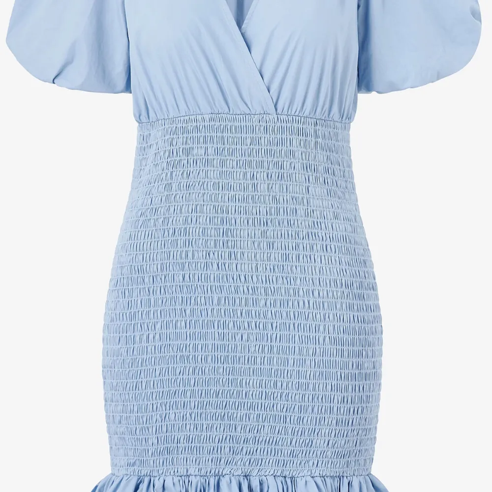 Söt blå klänning från Gina, använd fåtal gånger Storlek 38 men passar även en 40:a. Klänningar.