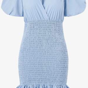 Söt blå klänning från Gina, använd fåtal gånger Storlek 38 men passar även en 40:a
