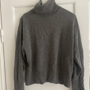 Hm stickad tröja  - OT HM Storlek L (lösare passform på mig som är s vanligtvis) Material 47% Kashmir, 42% ull och 1% elastan  