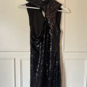 Säljer denna superfina paljettklänning från Mimi A.R kollektion med NA-KD då den inte kommer till användning. Endast använd en gång så i superbra skick!  Svår att ta bild på men se bild 2 för bättre!  Storlek 36