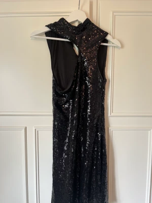 NA-KD x Mimi A.R - Säljer denna superfina paljettklänning från Mimi A.R kollektion med NA-KD då den inte kommer till användning. Endast använd en gång så i superbra skick!  Svår att ta bild på men se bild 2 för bättre!  Storlek 36