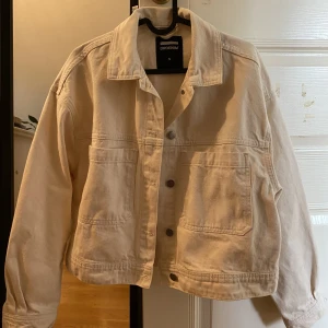 Beige jeansjacka - Beige jeansjacka från Dr Denim! Köpt för ett år sedan & sparsamt använd, fortfarande som ny. Ta gärna kontakt vid frågor eller liknande 🥰Nypris ca 600kr. 
