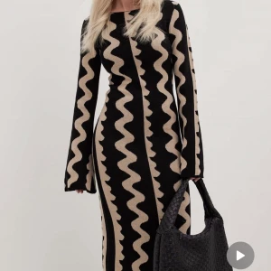 Stickad klänning nakd - Superfin stickad klänning från nakd som är använd 1 gång💘 säljer för att jag tycker den är lite liten. Storlek xs 💘