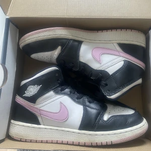 Nike Jordan 1 - JORDAN 1 MID ”Light artic pink”, nypris 3199kr
