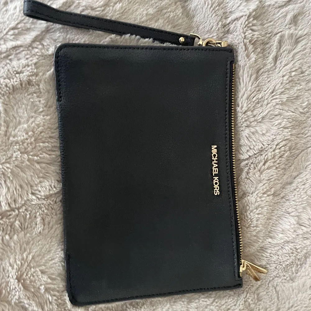 Säljer nu min Michael Kors väska då jag endast använt den en gång. Den är o väldigt bra skick. Säljer för  500. Kan tänka mig gå ner i pris 🥰. Väskor.