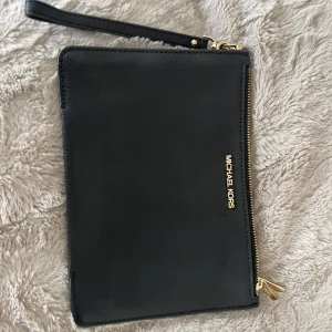 Väska  - Säljer nu min Michael Kors väska då jag endast använt den en gång. Den är o väldigt bra skick. Säljer för  500. Kan tänka mig gå ner i pris 🥰
