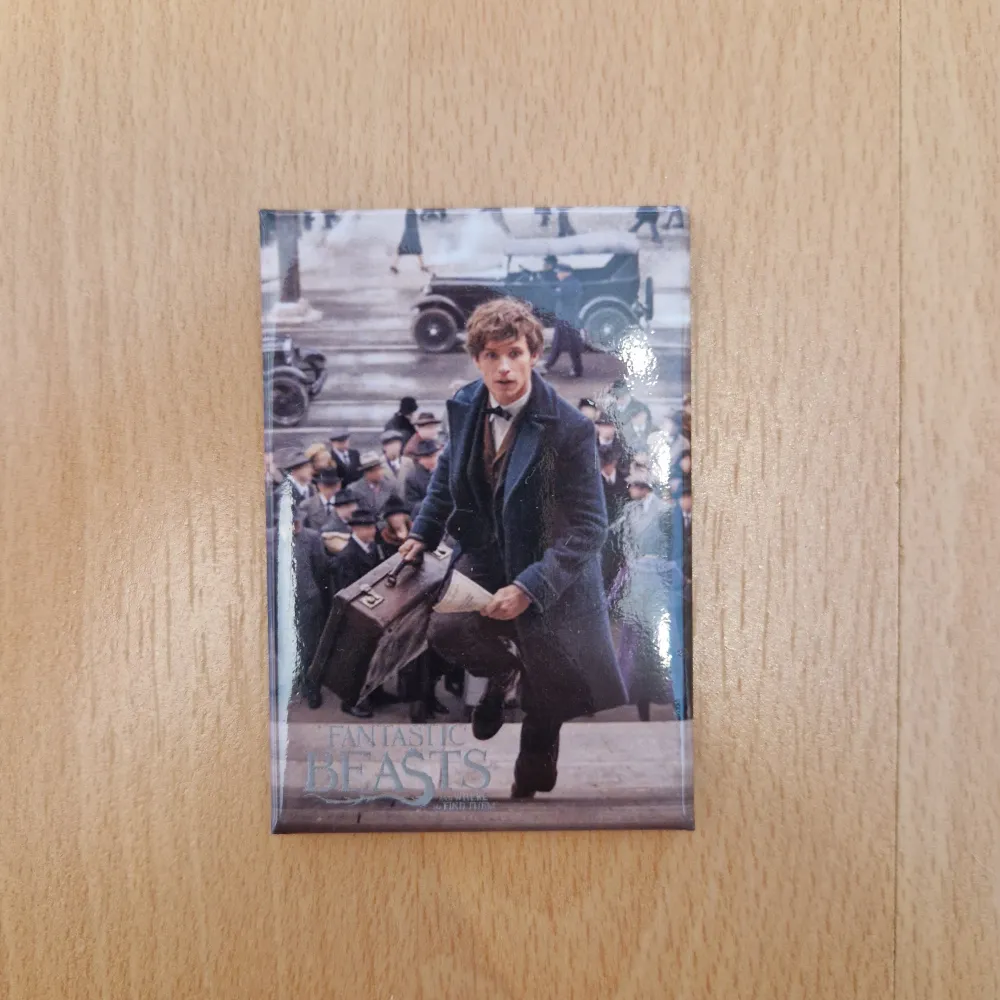 Magnet med Newt Scamander från Fantastic Beasts and Where to Find Them. ca 10 cm.  Officiellt merch, köpt på WB Studio Tour i London.  Kan skickas som brev, då blir frakten 15 kr, skriv så fixar vi det! 🥰. Övrigt.