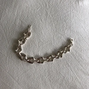 Armband  - Silvrigt jätte fint armband ifrån pilgrim, aldrig använt.