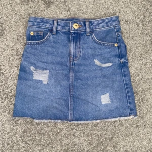 Blå jeanskjol - Säljer nu denna superfina blåa jeanskjol. Den är ifrån River island och i storlek 8år men skulle säga att den passar 9 & 10år också. Säljer av skäl att den inte kommer till användning. Super bra skick. Den går att spänna åt i midjan. Pris kan diskuteras❤️.