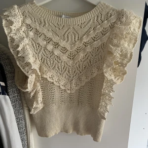 Topp - Jätte fin topp från zara! Använd endast 2 gånger så är i super fint skick!💗