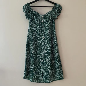 Sommarklänning  - Superfin klänning från Chicy. Helt oanvänd, en knapp i mitten av klänningen dock som lossnat då den var lös. Skulle säga att den passar en stl 36! 😍