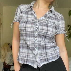 blus - rutig grå blus/skjorta!!! nice broderi i ryggen och rosetterna på ärmarna är justerbara!!!!