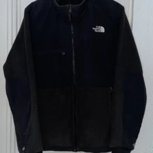 North race fleece jacka - Säljer pga för liten för mig. Är 185 Tröja / Jacka / övertröja / kofta / zip / hoodie / fleece