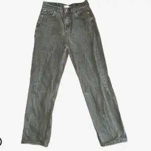 Svarta/mörkgråa jeans från gina, mom jeans/boyfriend jeans/baggy jeans- ja nått sånt!