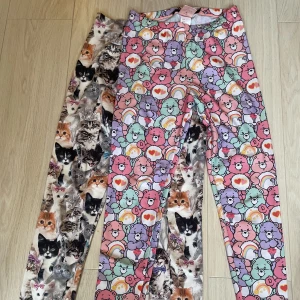 Tretchiga byxor  - Ena har katter som har kronor på sig och den andra har björnar. Båda är i samma storlek och säljs tillsammans. 