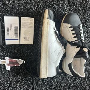 Moncler skor  - Ett par moncler skor vid namn Joachim. Cond på skorna skulle jag säga är 5/10. Retail på skorna är runt 430 dollar. 