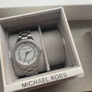 Klocka - Säljer min Michael Kors klocka då den inte  kommer till användning av mig själv. Köptes för ett år sedan ungefär, inga repor eller skador på annat sätt