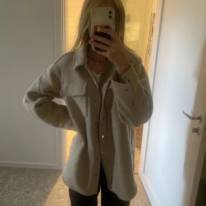 Beige jacka  - Beige ull jacka från Other stories. Såå snygg och skön!